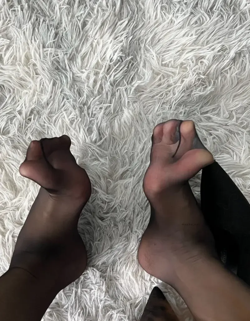 刘雅萌 – 开档黑丝【14P】